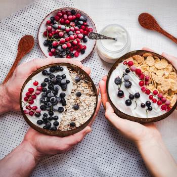 8 Kokosnussschalen aus Naturholz, 350 ml Kokosnussschalen mit 8 Holzlöffeln, polierte Kokosnussschale für veganen Bio-Salat, Milchshake, Obst und Desserts